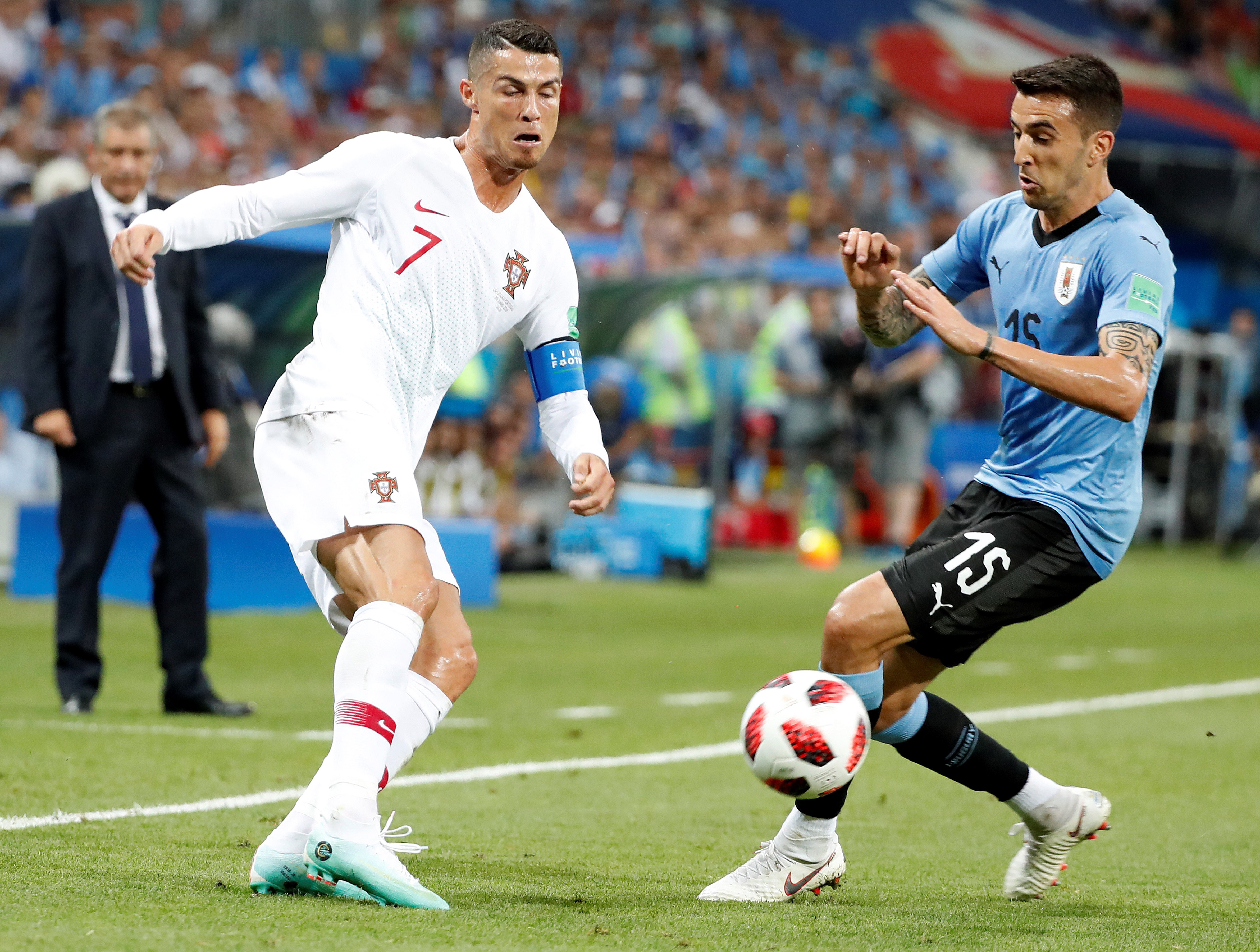 乌拉圭队员在比赛中展现出色技艺 乌拉圭队员在比赛中展现出色技艺