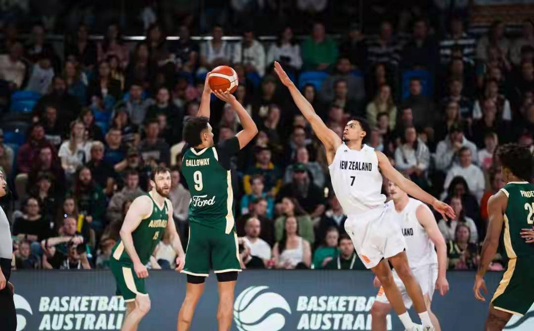 澳大利亚男篮横扫爵士,乔治送出助攻 澳大利亚男篮横扫爵士,乔治送出助攻