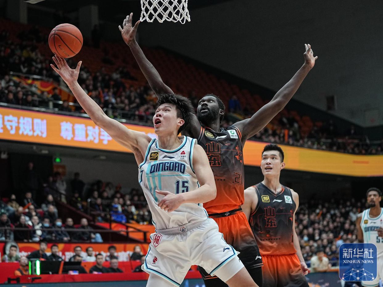 青岛男篮憾负新疆队,结束连胜 青岛男篮憾负新疆队,结束连胜